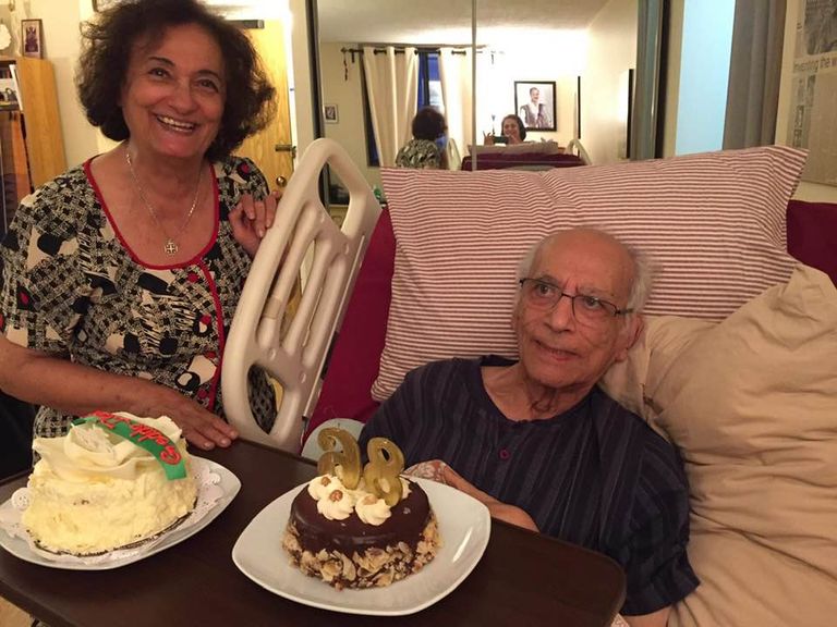 في عيد ميلاده الأخير مع زوجته سميرة شفيق إيهاب شاكر يعد من أبرز رسامي الأطفال في مصر