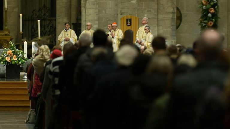 مراسم القداس قبل إجلاء الكنيسة كنيسة واز غرب فرنسا تجلي المصلين - أرشيفية