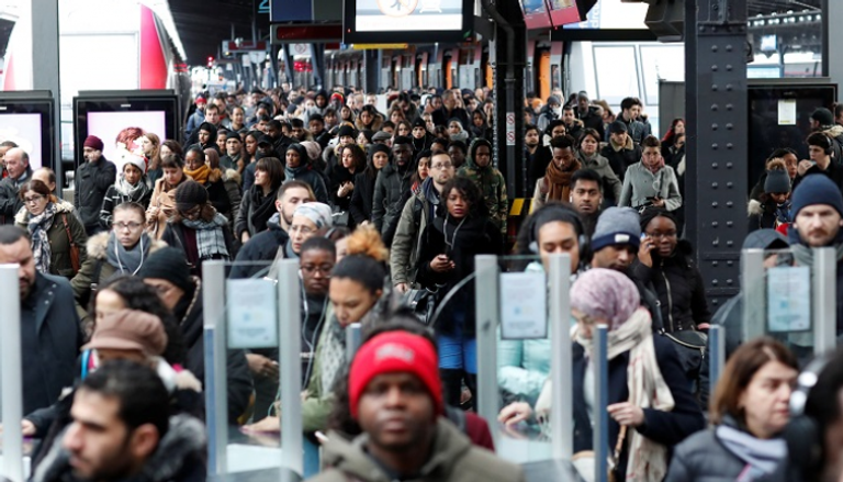 زحام شديد بمحطات القطار في باريس بسبب إضراب عمال النقل - رويترز