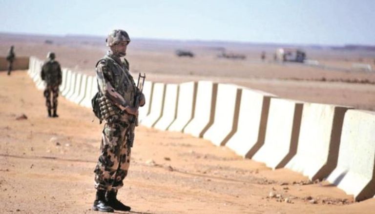 قوات جزائرية على الحدود الليبية - أرشيفية