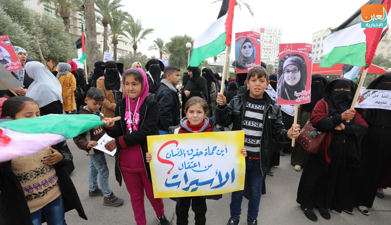 جانب من الوقفة التضامنية مع الأسيرات بسجون الاحتلال