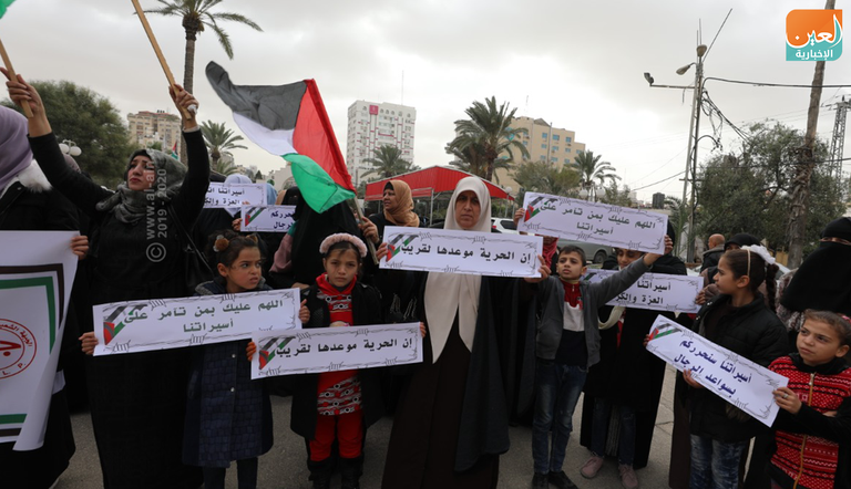 جانب من الوقفة التضامنية مع الأسيرات بسجون الاحتلال