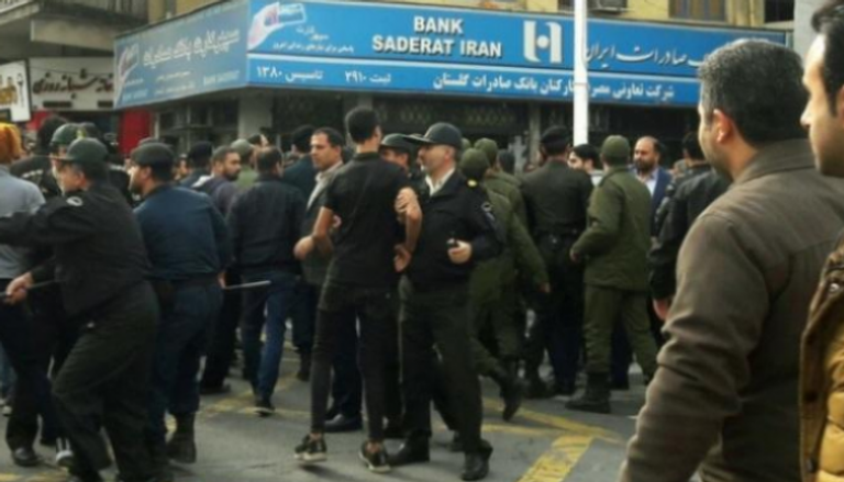 اعتقال محتجين خلال مظاهرات في إيران - أرشيفية