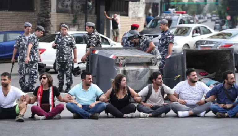 محتجون لبنانيون يشاركون في سلسلة بشرية في العاصمة 