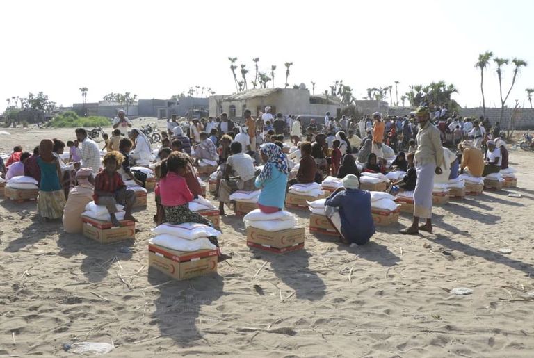 عناصر هيئة الهلال الأحمر الإماراتي خلال توزيع المساعدات