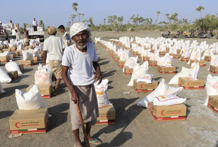 عناصر هيئة الهلال الأحمر الإماراتي خلال توزيع المساعدات