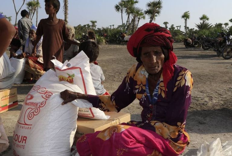 عناصر هيئة الهلال الأحمر الإماراتي خلال توزيع المساعدات