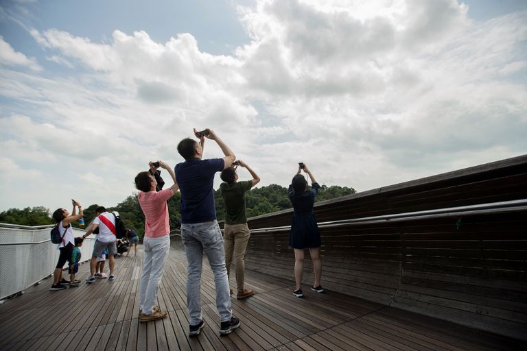 ملايين البشر حرصوا على متابعة ظاهرة الكسوف صباح الخميس