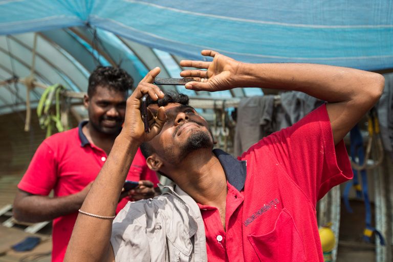 ملايين البشر حرصوا على متابعة ظاهرة الكسوف صباح الخميس