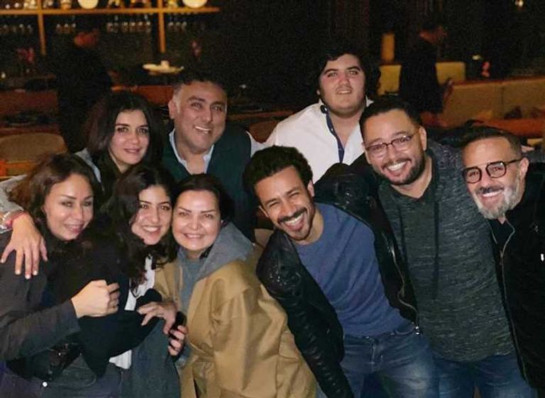 غادة عادل مع أصدقائها في عيد ميلادها