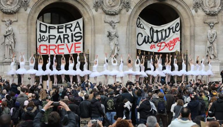 راقصات الباليه في ساحة الاحتجاج في باريس 