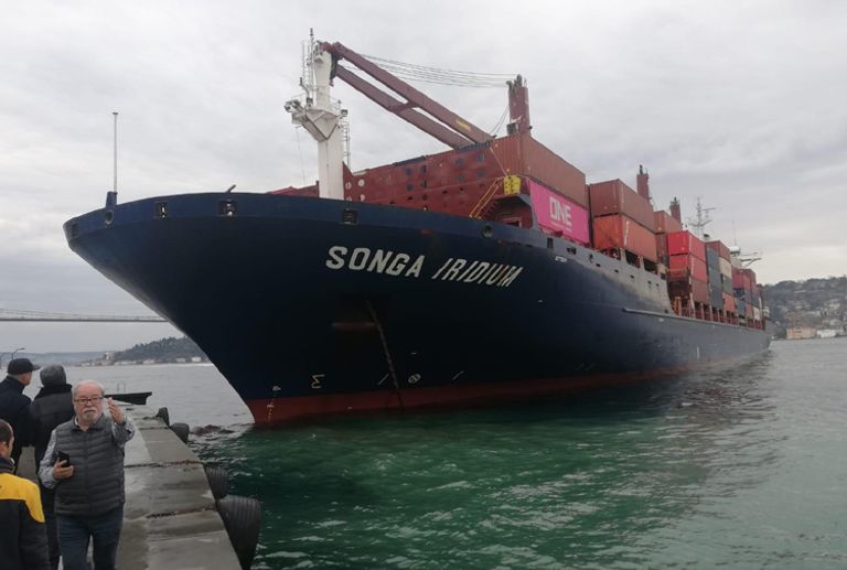 سفينة الشحن جنحت بعد اصطدامها بضفة مضيق البوسفور