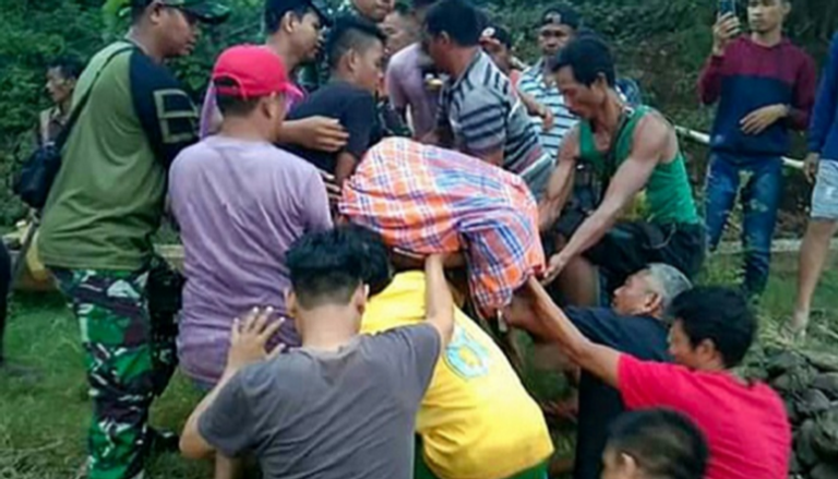 قرويون ينقلون جثة امرأة هاجمها تمساح في إندونيسيا