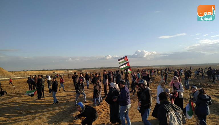 الفلسطينيون يواصلون المشاركة في مسيرات العودة رغم قمع الاحتلال
