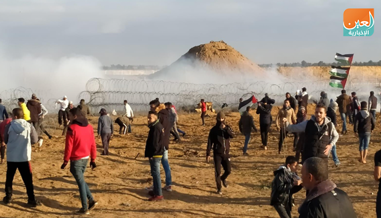 الفلسطينيون يواصلون المشاركة في مسيرات العودة رغم قمع الاحتلال