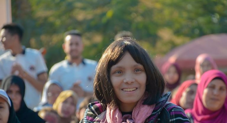 سامح سلام يجرب تركيب شعر مستعار لطفلة مصابة بالسرطان