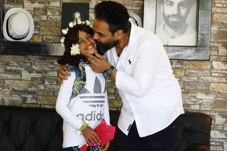 سامح سلام يجرب تركيب شعر مستعار لطفلة مصابة بالسرطان