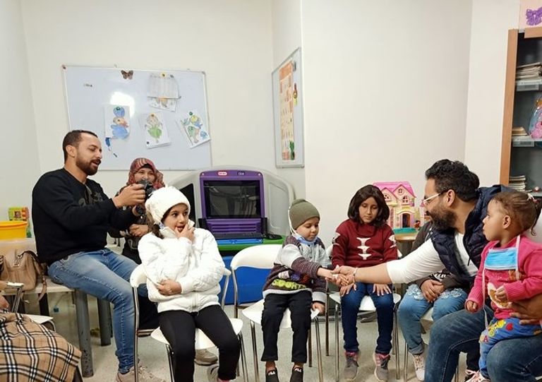 سامح سلام يجرب تركيب شعر مستعار لطفلة مصابة بالسرطان