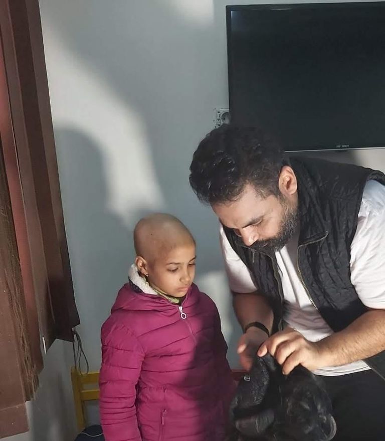 سامح سلام يجرب تركيب شعر مستعار لطفلة مصابة بالسرطان