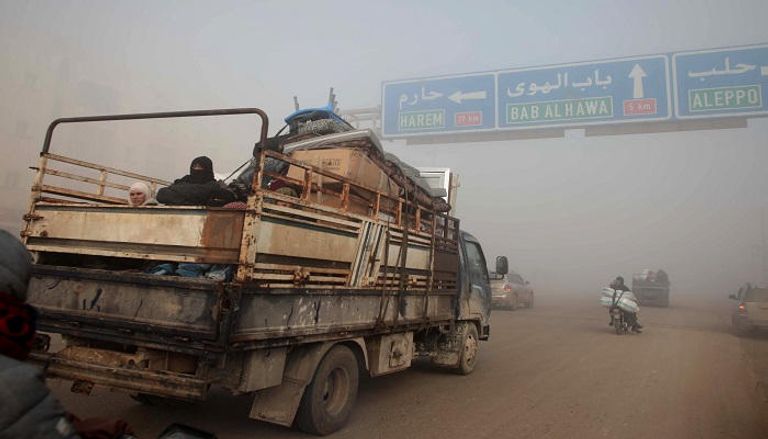 سوريون يفرون من المعارك شمالي البلاد - أ ف ب