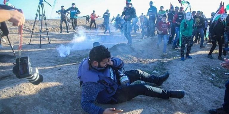 لحظة استهداف قناصة إسرائيل للصحفي عطية درويش - أرشيفية