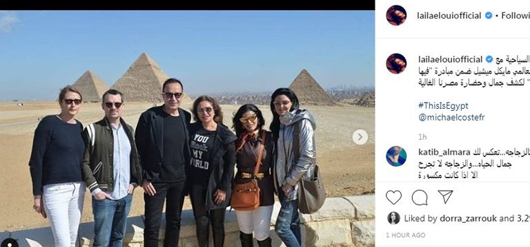 ليلى علوي برفقة المصمم العالمي أمام الأهرامات