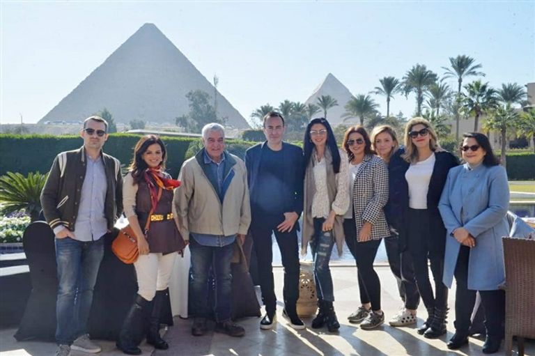 ليلى علوي برفقة المصمم العالمي أمام الأهرامات