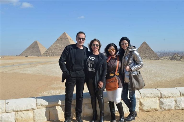 ليلى علوي برفقة المصمم العالمي أمام الأهرامات