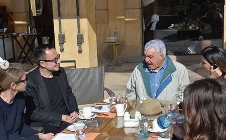 ليلى علوي برفقة المصمم العالمي أمام الأهرامات