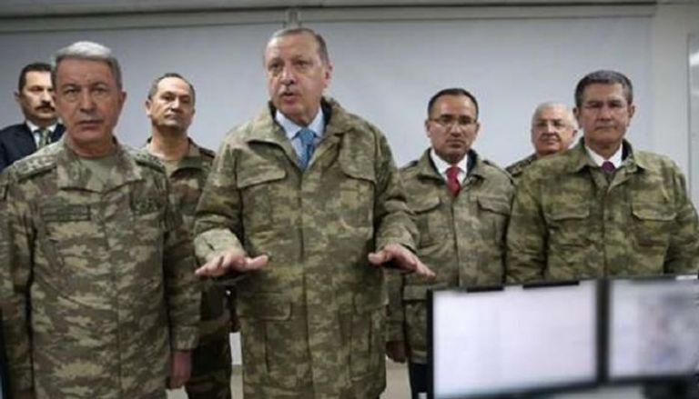 أردوغان بزي عسكري وسط مجموعه من العسكريين - أرشيفية