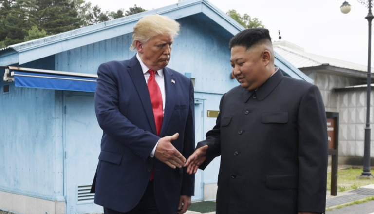 ترامب في لقائه مع زعيم كوريا الشمالية - أرشيفية 