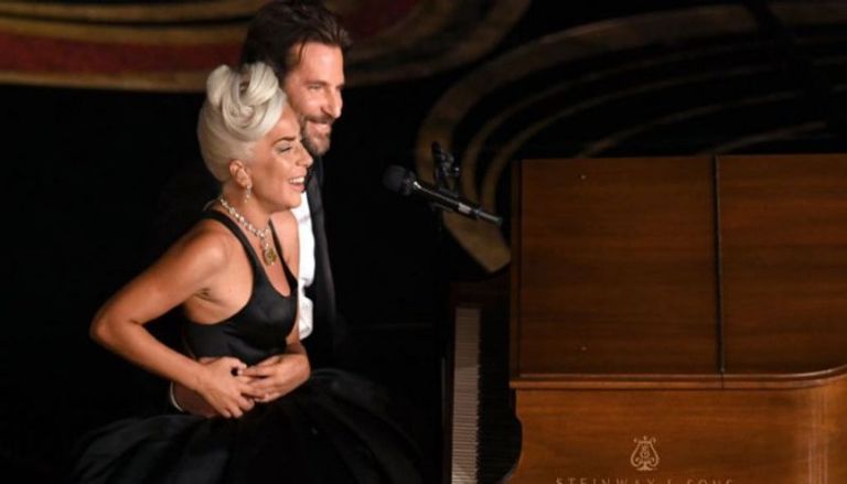 كيم كاردشيان وجينيفر أنيستون 