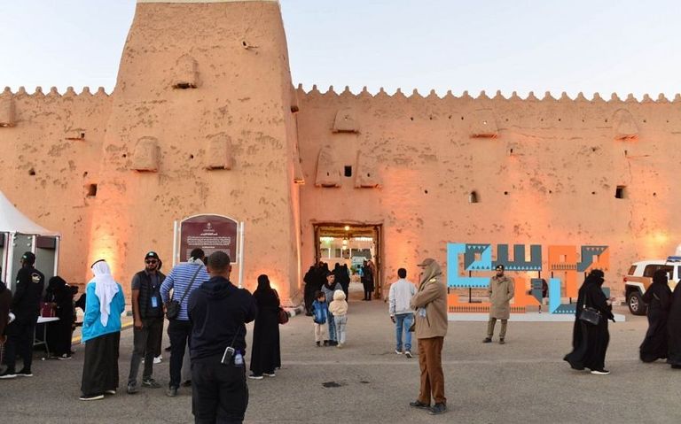 تقام فعالية الرسم على الرمل في مناسبات كثيرة في المنطقة