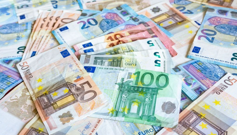 اليورو يرتفع مع تضرر الطلب على الدولار