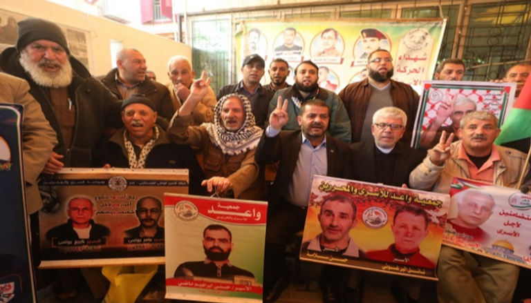 عائلات الأسرى بسجون الاحتلال يطالبون بالإفراج عن ذويهم