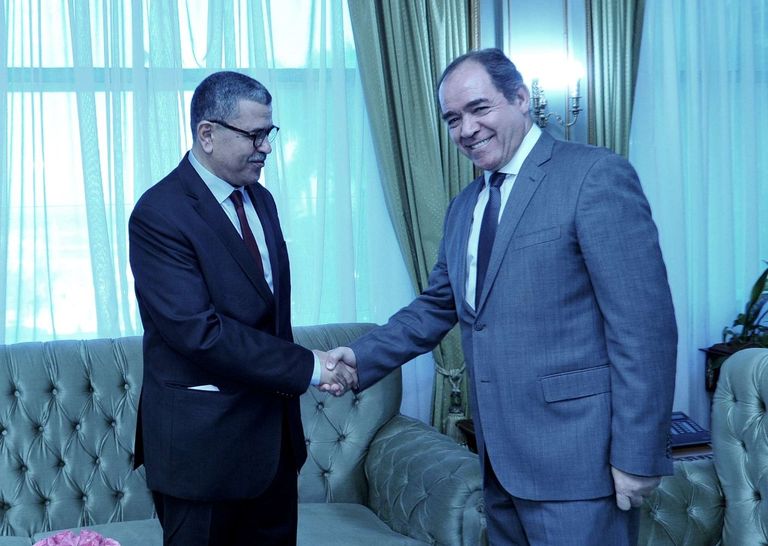 عبد العزيز جراد يتسلم مهامه من رئيس الوزراء بالنيابة صبري بوقادوم الرئيس الجزائري ورئيس وزرائه الجديد عبدالعزيز جراد