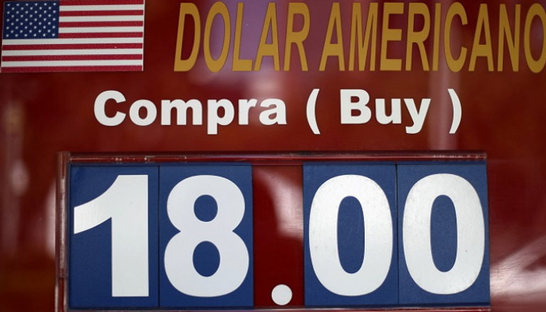 لوحة تعرض سعر صرف البيزو المكسيكي أمام الدولار 
