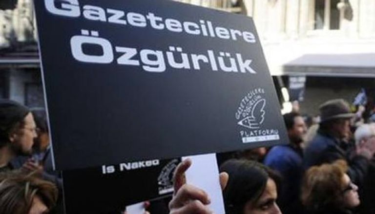 لافتة باللغة التركية تطالب بالحرية للصحفيين المعتقلين 