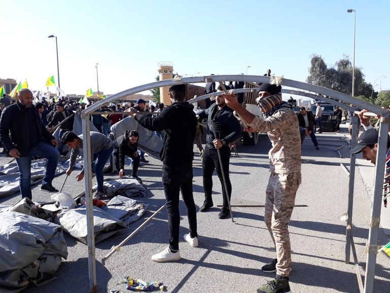 الخزعلي والعامري أمام السفارة الأمريكية في بغداد