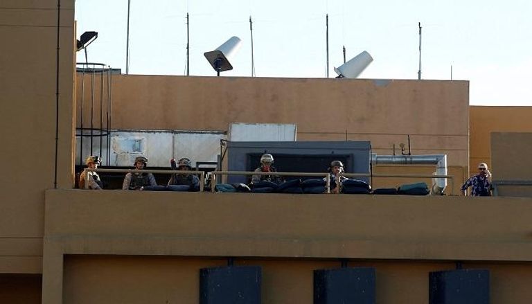 جنود أمريكيون يأخذون موقعهم على سطح السفارة الأمريكية - رويترز 