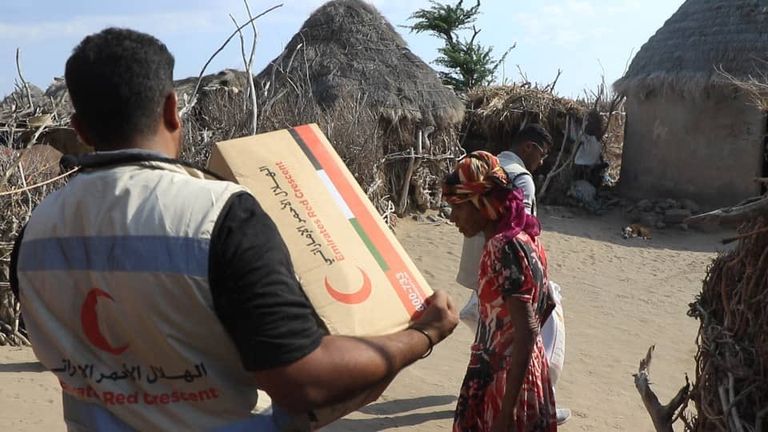 الإمارات تغيث أهل "المخا" اليمنية