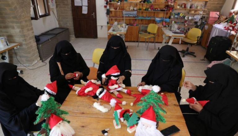 فلسطينيات يصنعن هدايا عيد الميلاد في قطاع غزة