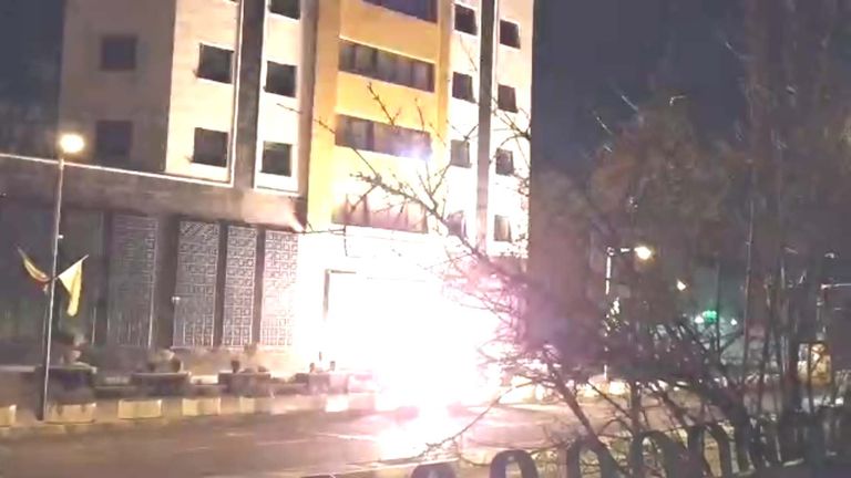 جانب من الانفجار الذي استهدف مؤسسة تابعة للحرس الثوري في طهران