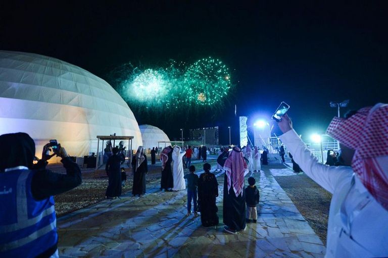 الألعاب النارية تضيء سماء مهرجان الصقور بالسعودية