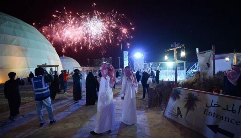 الألعاب النارية تضيء سماء مهرجان الصقور بالسعودية