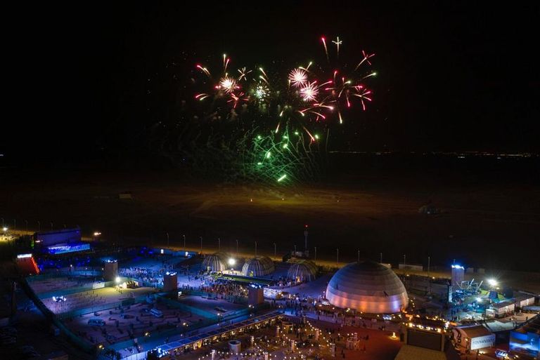 الألعاب النارية تضيء سماء مهرجان الصقور بالسعودية