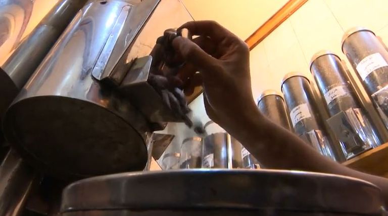 إحدى مراحل صناعة البن