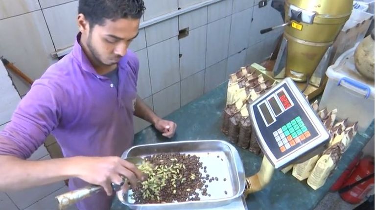 إحدى مراحل صناعة البن