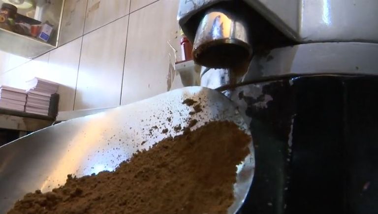 إحدى مراحل صناعة البن