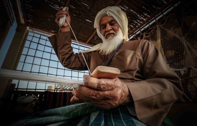 سلطان بن زايد يتابع سباق الإبل